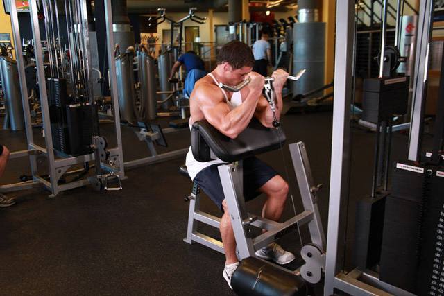 Preacher curl aan de kabel: Eind