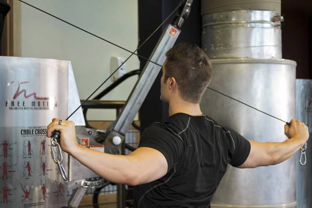 Rear delt fly aan de kabel: Eind