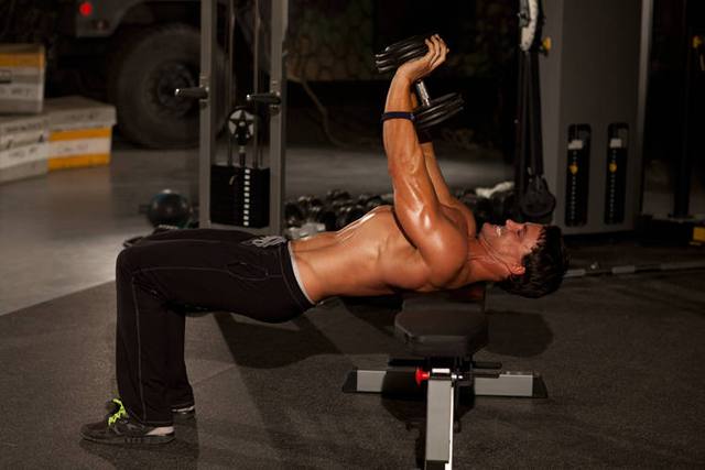 Close-grip dumbbell press: Start