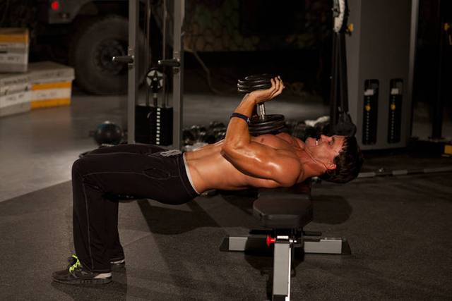 Close-grip dumbbell press: Finish
