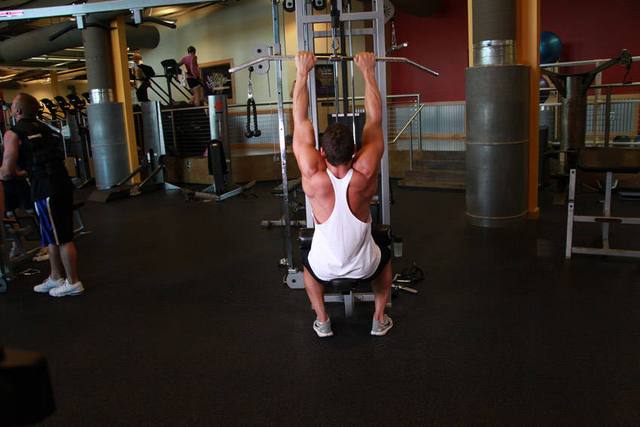 Close-grip lat pulldown: Start