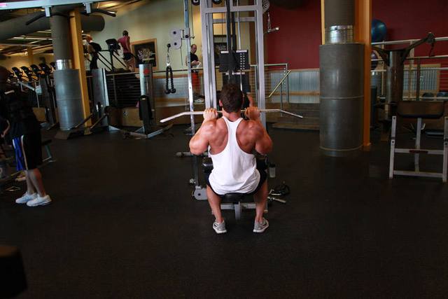 Close-grip lat pulldown: Finish