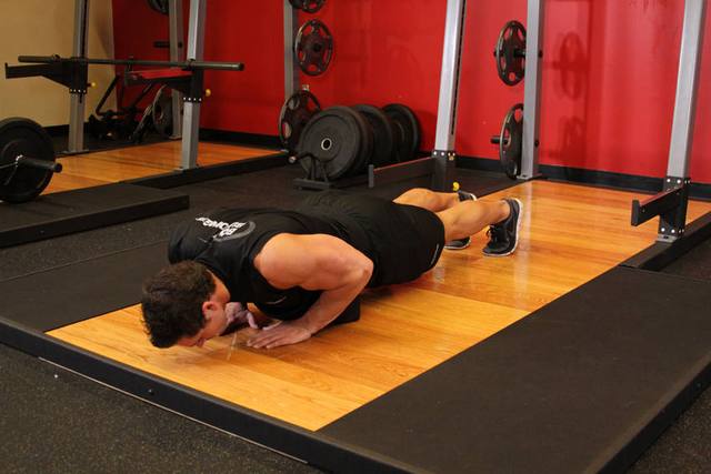 Close-grip push-up: Finish