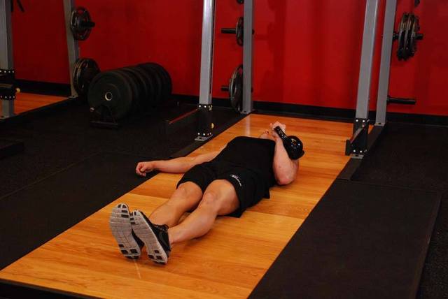 Floor press con kettlebell: Partenza