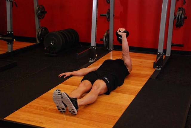 Floor press con kettlebell: Arrivo