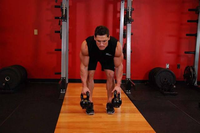 Remo a dos brazos con kettlebells: Inicio
