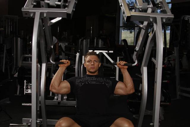 Plate-loaded shoulder press: Start