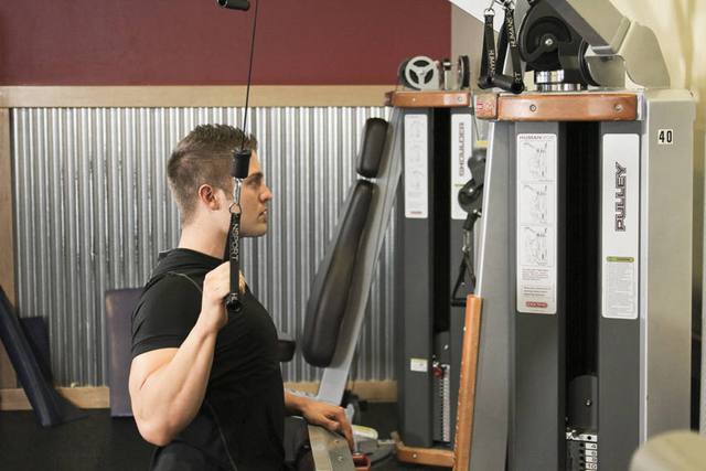 Puxada alta com um braço: Fim