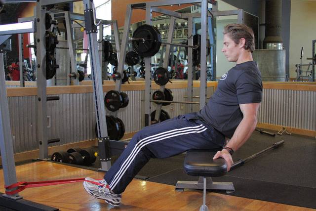 Curl femoral sentado con banda: Inicio