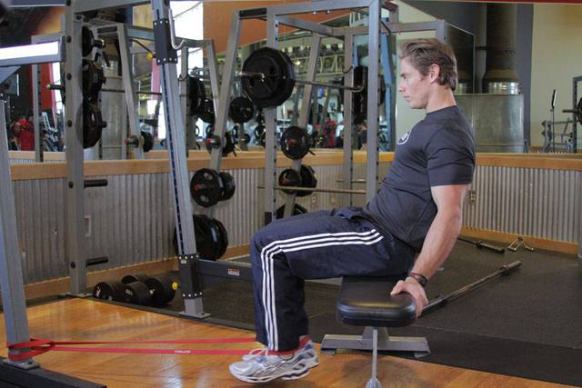 Curl femoral sentado con banda: Final