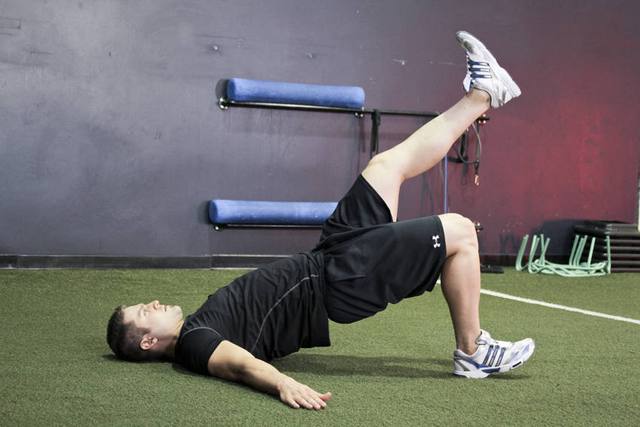 Single-leg glute bridge: Finish