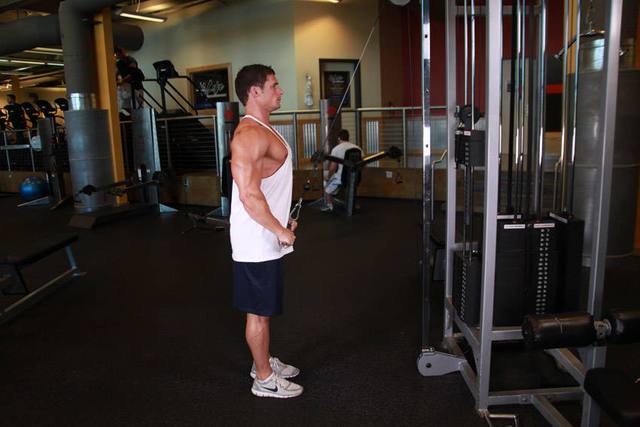 Pulldown com braços estendidos: Fim
