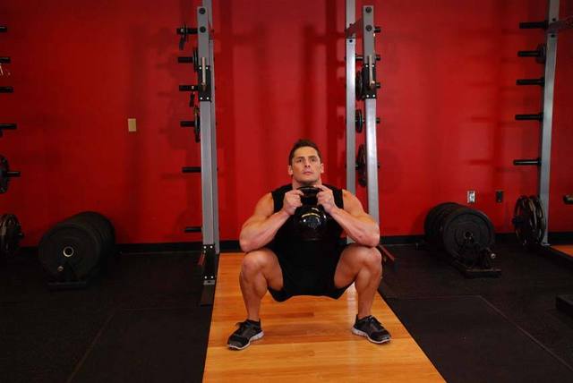 Langzame goblet squat (3 s omlaag): Eind