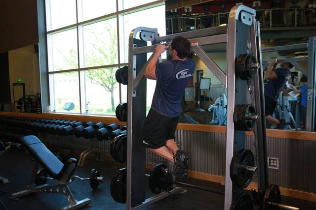 Neutral-grip pull-up: Start