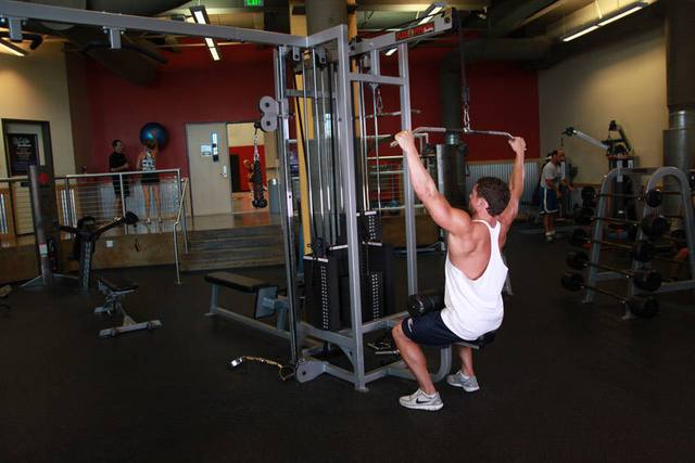 Lat pulldown met brede greep: Start