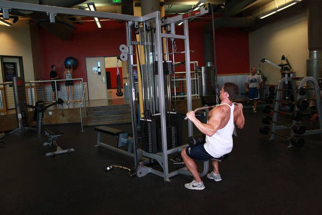 Lat pulldown met brede greep: Eind
